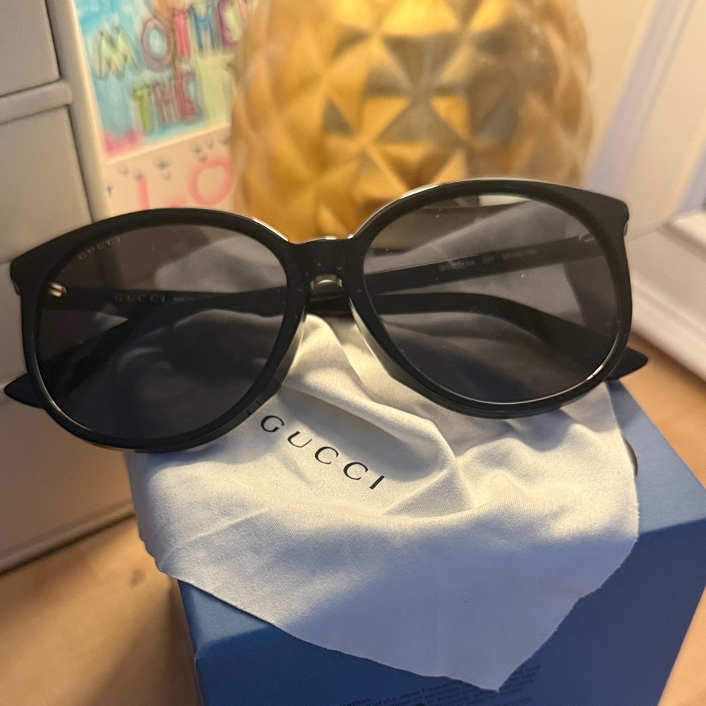 Gucci Black Round Women's Sunglasses with Dark Lenses